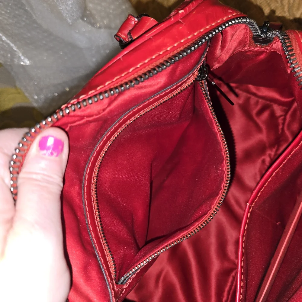 Authentic Valentino Garavani Elegant Red Women's Handbag - Picture 15 of 17